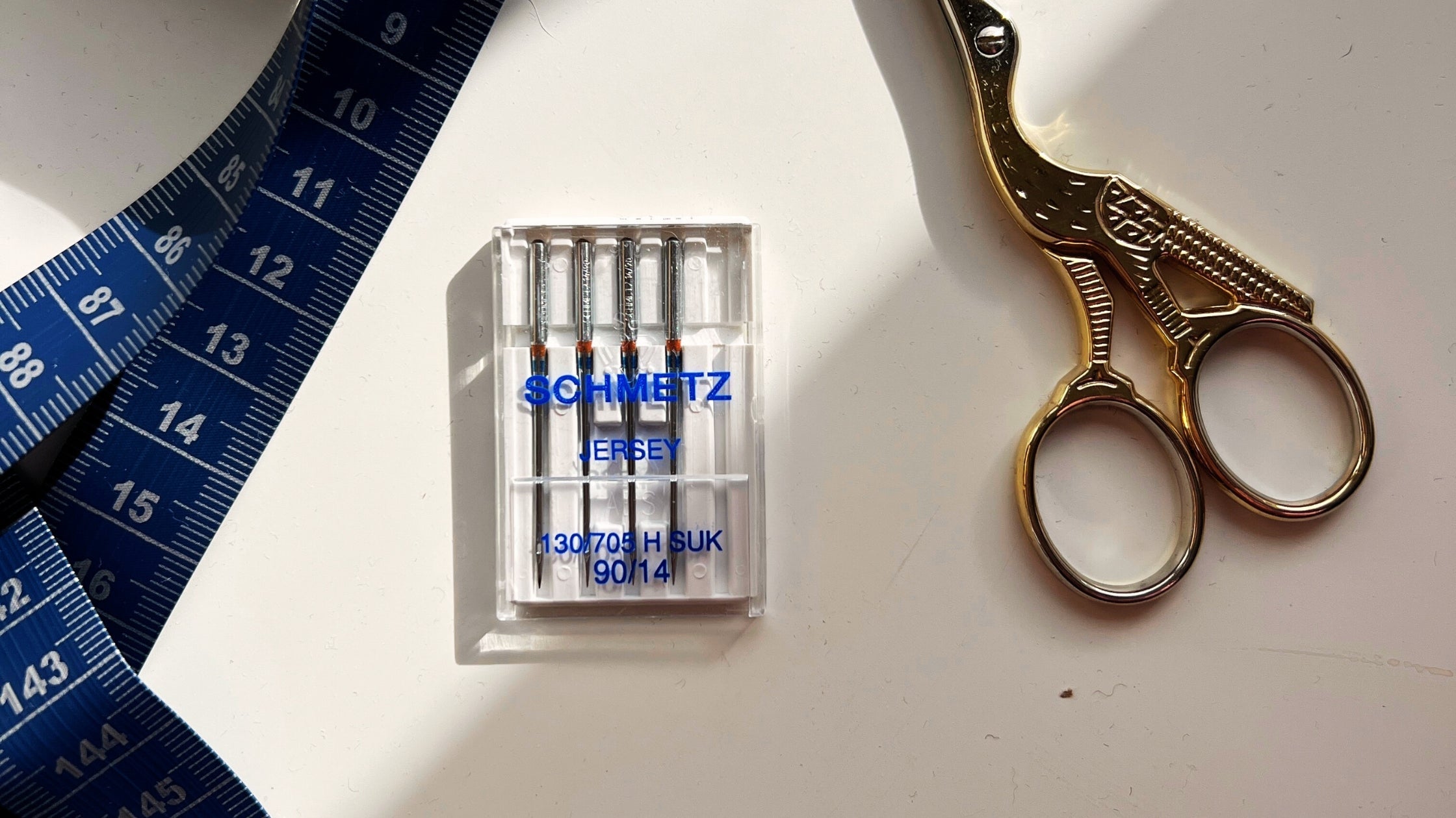 Correct sewing machine needle for knit fabric (jersey, stretch & rib knits)